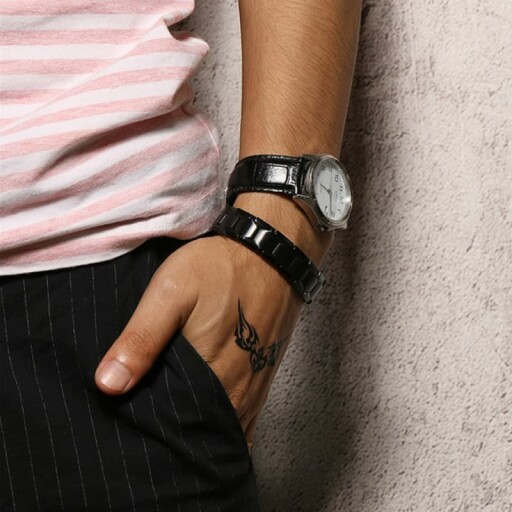 Eleganta magnetiska armband i svart design.