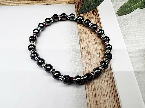 Svart pärlarmband med färgglada detaljer