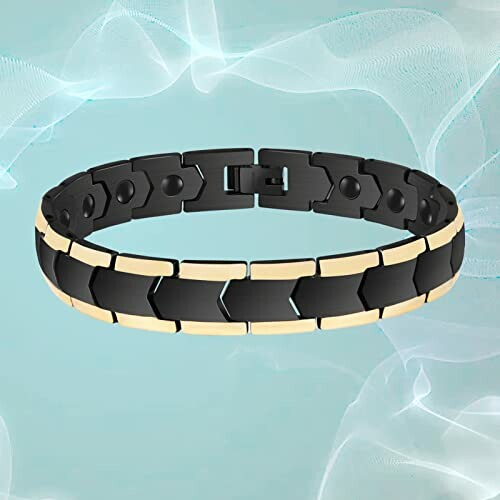 Svart och guld magnetarmband mot blå bakgrund