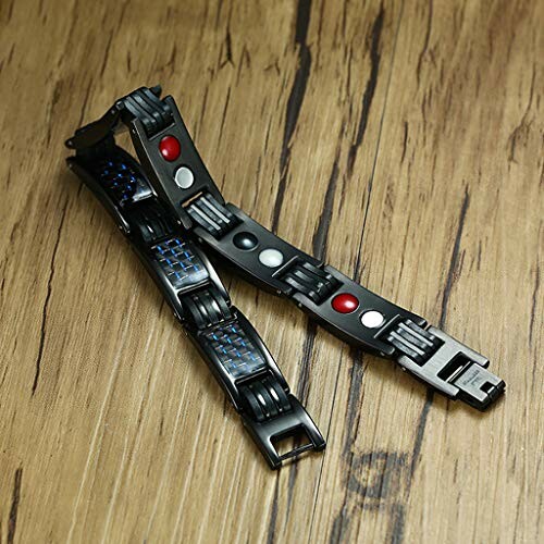 Svarta metallarmband på träyta