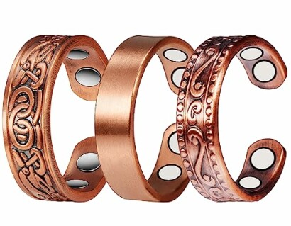 Tre koppararmband med mönster och magneter.
