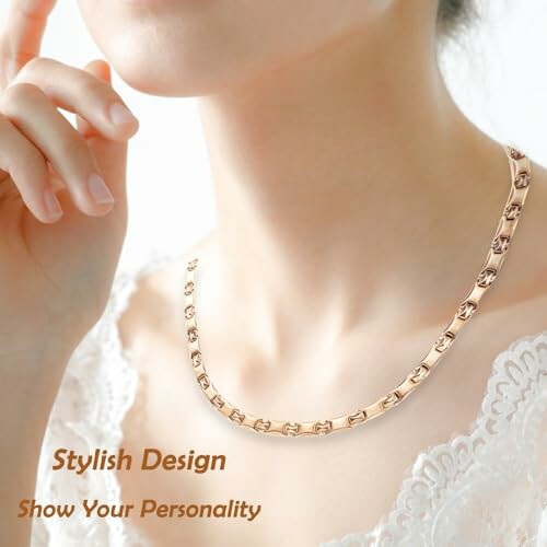 Elegant guldhalsband på kvinna