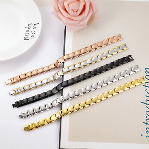 Flera metallarmband i olika färger