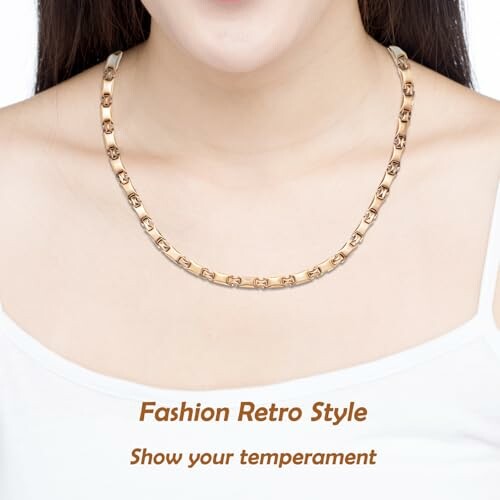 Person bär en retro-stil halsband.