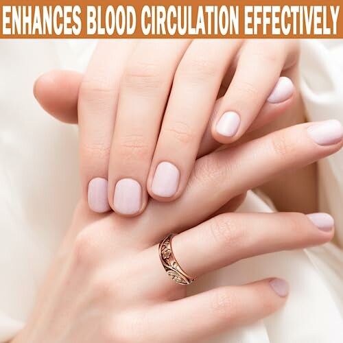 Närbild av händer som visar naglar och ring