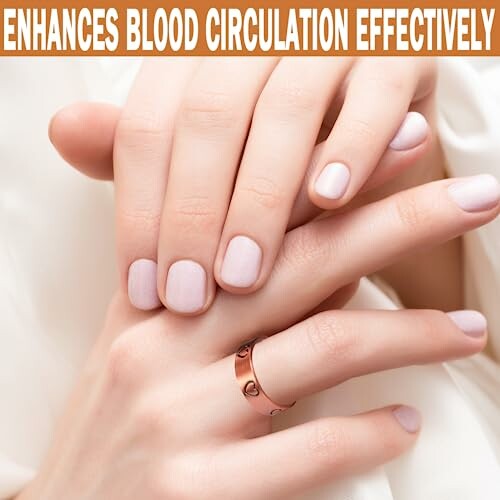 Händer med ring och vit bakgrund