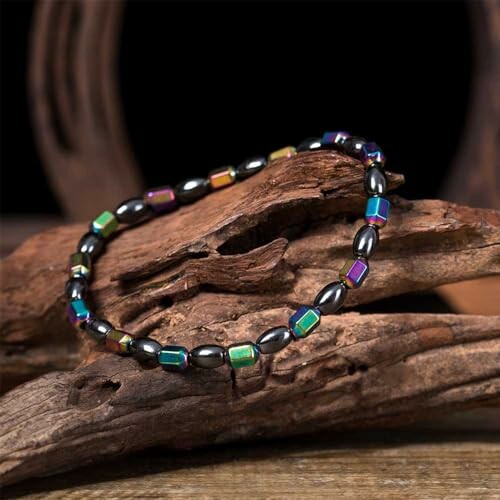 Färgglatt hematitarmband på träbakgrund.