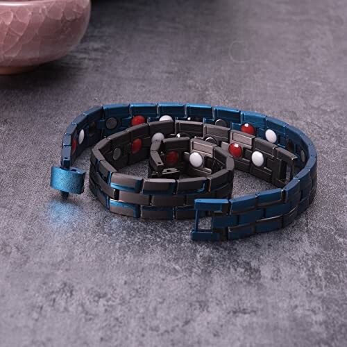 Magnetiskt terapiband på ett bord