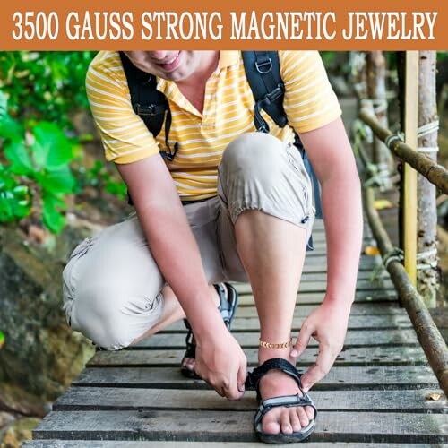 Man justerar sandalen på en bro