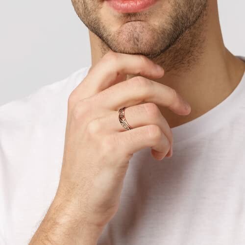 Man bär ring på vänster hand