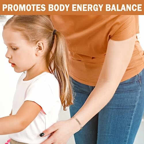 Vuxen hjälper barn med hållning