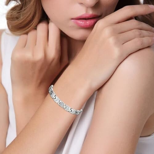 Kvinna bär ett silverarmband