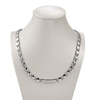 Silverfärgad kedjehalsband på docka