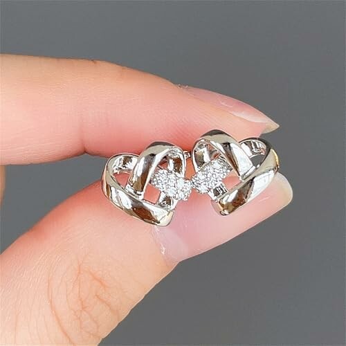 Silverhjärtformade örhängen med små diamanter