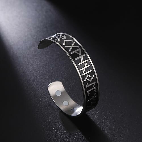Vikingarmband med runor i silverfärg