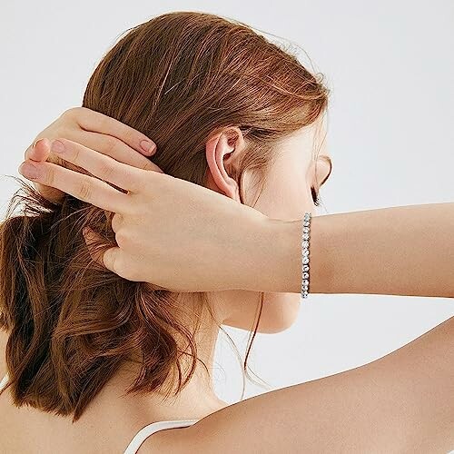 Kvinna justerar sitt armband