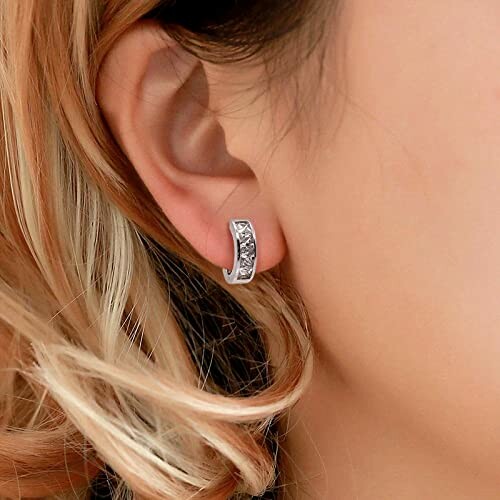 Kvinna med silverörhänge.